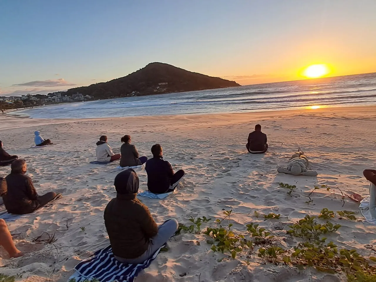 Prática ao amanhecer na praia, em Bombinhas (SC)